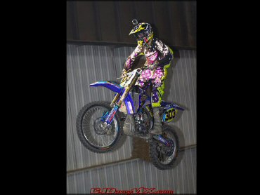 Yamaha YZ Dirtbike jumping at Circle T Arenacross Track