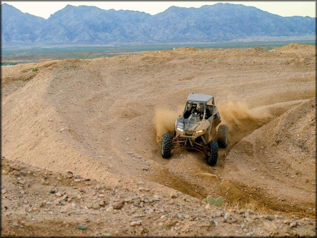 Jacob Spitz rounds a corner in front of Lake Havsu in his Polaris RS1