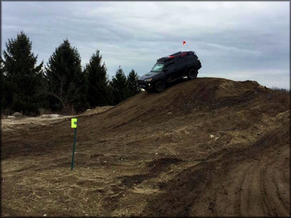 SUV navigating small hill at River Road Rally Park.