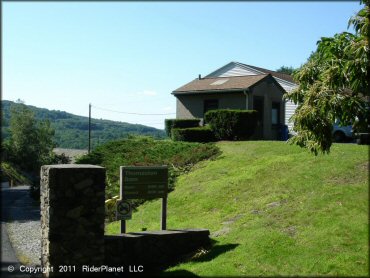 Photo of ranger station with park signage.